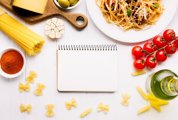 Composición flat lay de comida italiana con plantilla de libreta