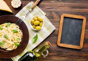 Foto gratis composición flat lay de comida italiana con plantilla de pizarra