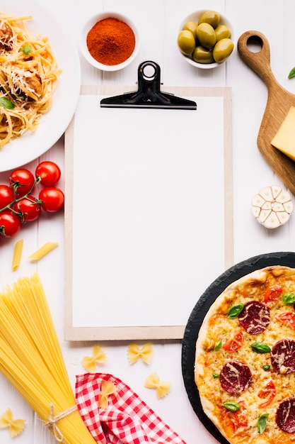 Composición flat lay de comida italiana con plantilla de portapapeles