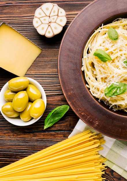 Composición flat lay de comida italiana