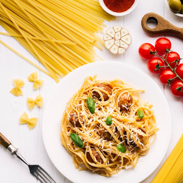 Composición flat lay de comida italiana