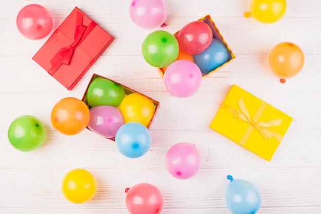 Composición flat lay de cumpleaños con globos