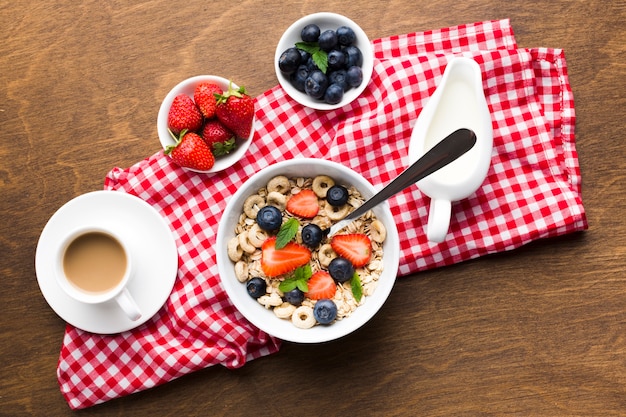 Foto gratuita composición flat lay de una deliciosa mesa de desayuno