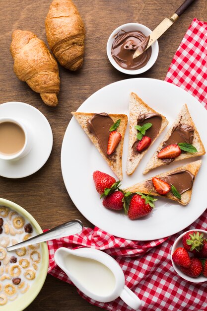 Composición flat lay de una deliciosa mesa de desayuno