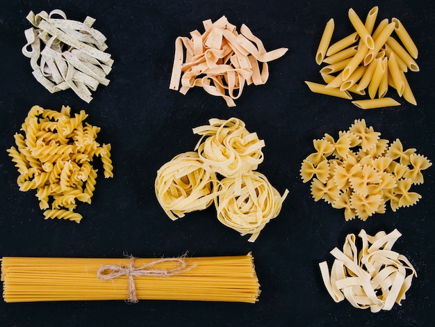 Composición flat lay de diferentes tipos de pasta