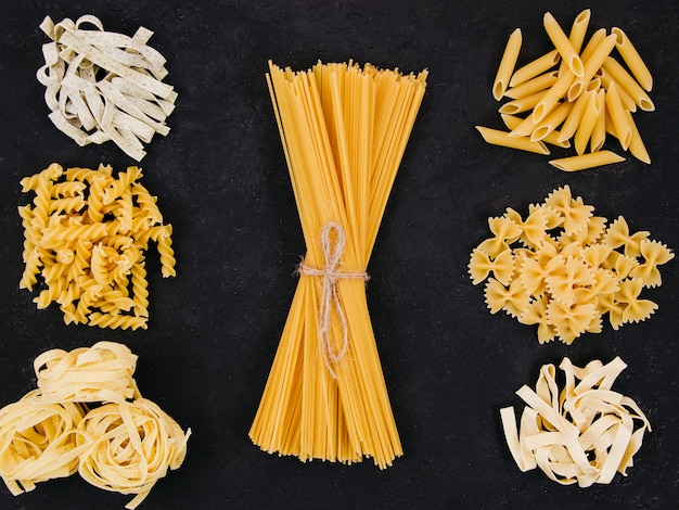 Composición flat lay de diferentes tipos de pasta