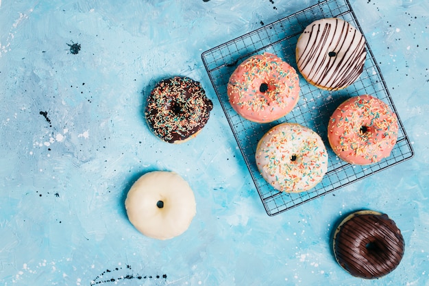 Foto gratuita composición flat lay de donuts con copyspace