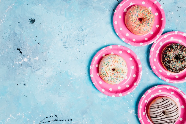 Composición flat lay de donuts con copyspace