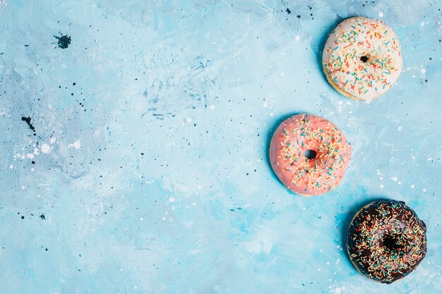 Composición flat lay de donuts con copyspace