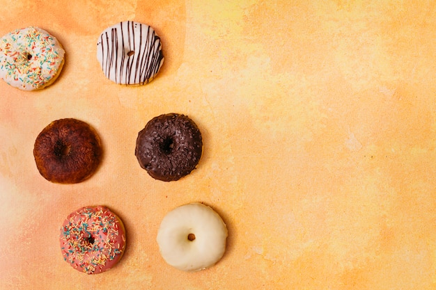 Foto gratuita composición flat lay de donuts con copyspace