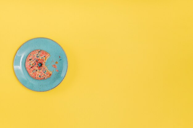 Composición flat lay de donuts con copyspace