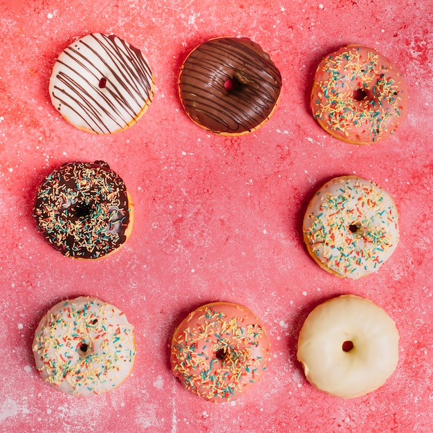 Foto gratuita composición flat lay de donuts ricos