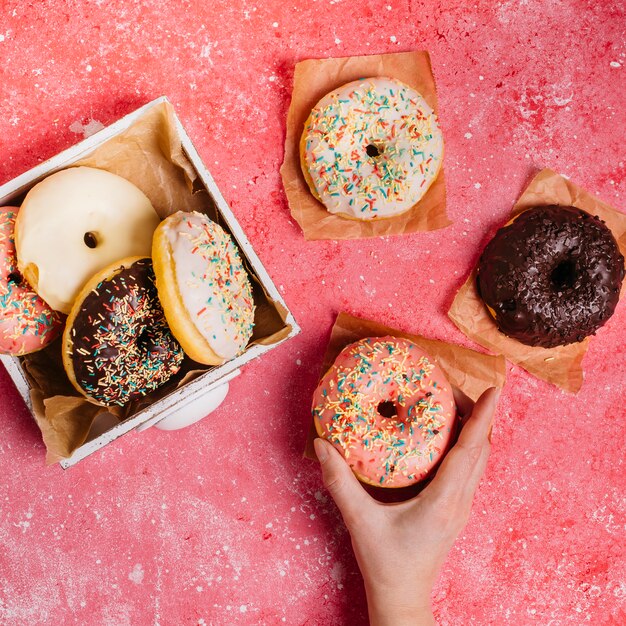 Composición flat lay de donuts ricos