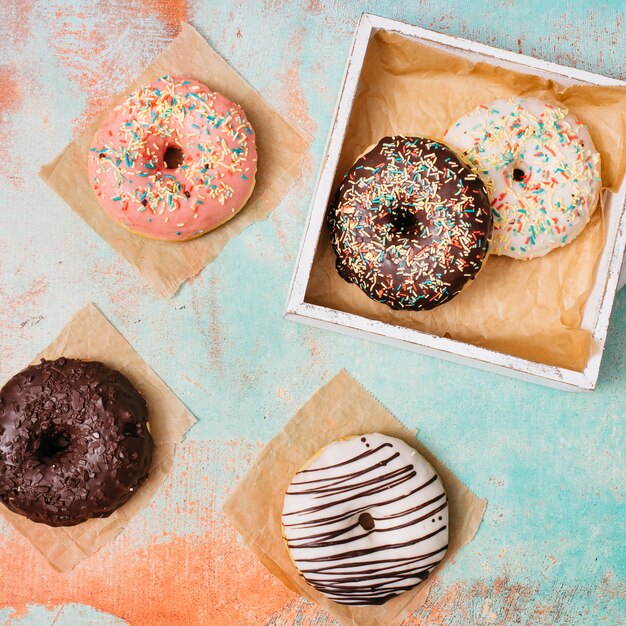 Composición flat lay de donuts ricos