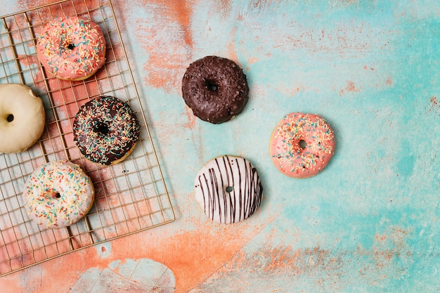 Composición flat lay de donuts ricos