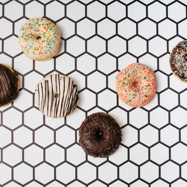 Foto gratuita composición flat lay de donuts ricos