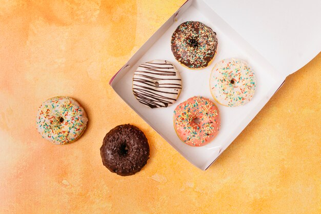 Composición flat lay de donuts