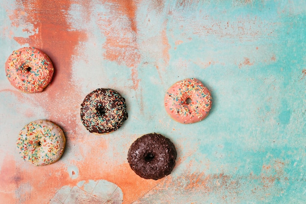 Foto gratuita composición flat lay de donuts