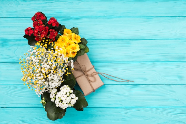 Foto gratuita composición flat lay de flores con copyspace