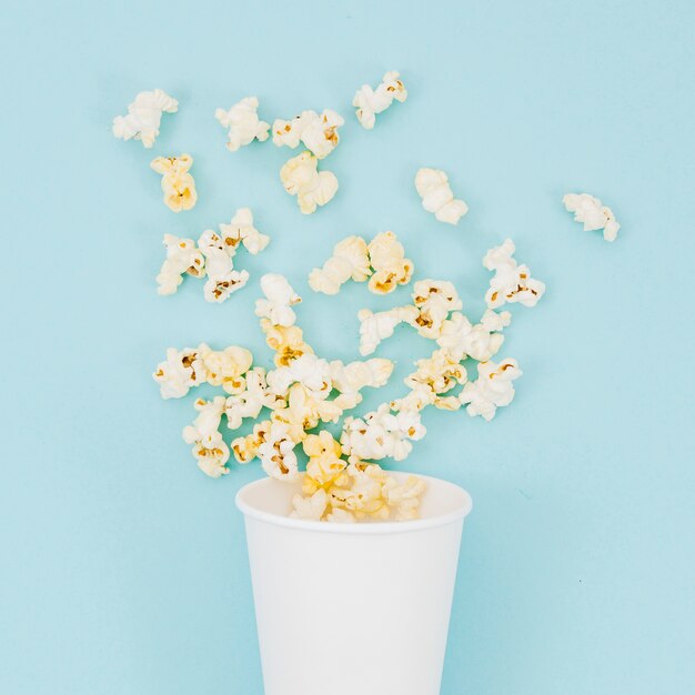 Composición flat lay de palomitas para concepto de cine