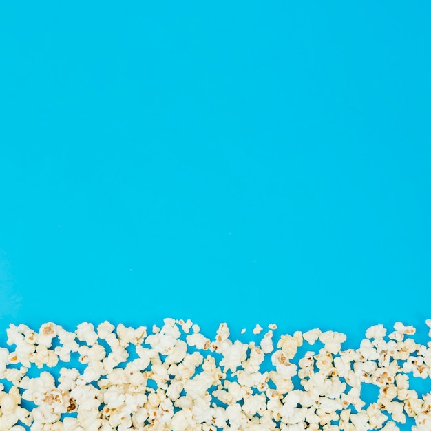 Composición flat lay de palomitas para concepto de cine