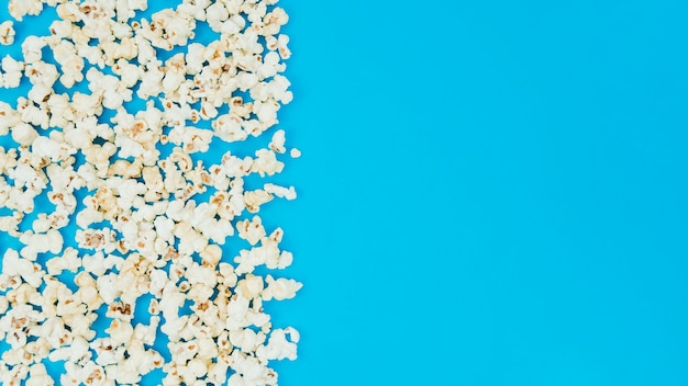 Composición flat lay de palomitas para concepto de cine