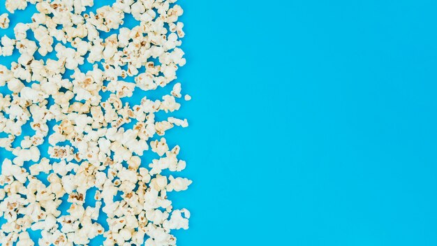 Composición flat lay de palomitas para concepto de cine