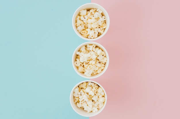 Foto gratuita composición flat lay de palomitas para concepto de cine