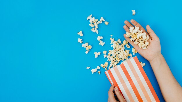 Composición flat lay de palomitas para concepto de cine