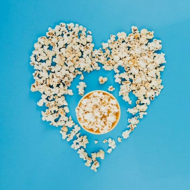 Composición flat lay de palomitas para concepto de cine