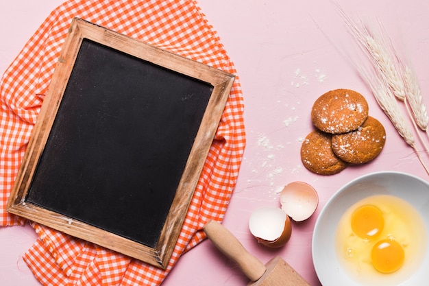 Foto gratuita composición flat lay de panadería con plantilla de pizarra