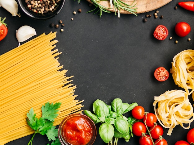 Foto gratuita composición flat lay de pasta con copyspace