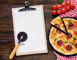 Foto gratuita composición flat lay de pizza con plantilla de portapapeles