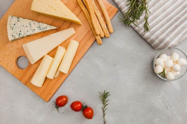 Foto gratuita composición flat lay de queso con copyspace