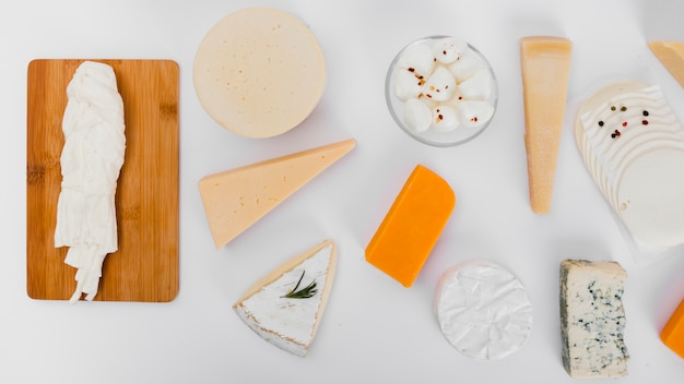 Foto gratuita composición flat lay de queso