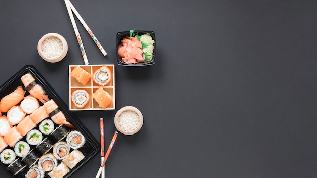 Composición flat lay de sushi con copyspace