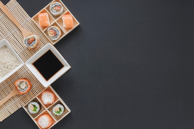 Foto gratuita composición flat lay de sushi con copyspace