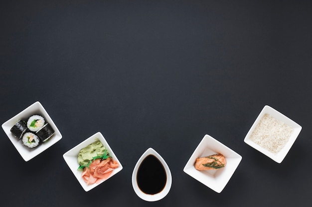 Composición flat lay de sushi con copyspace