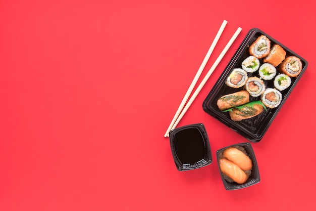 Composición flat lay de sushi con copyspace