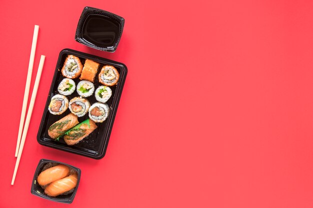 Composición flat lay de sushi con copyspace