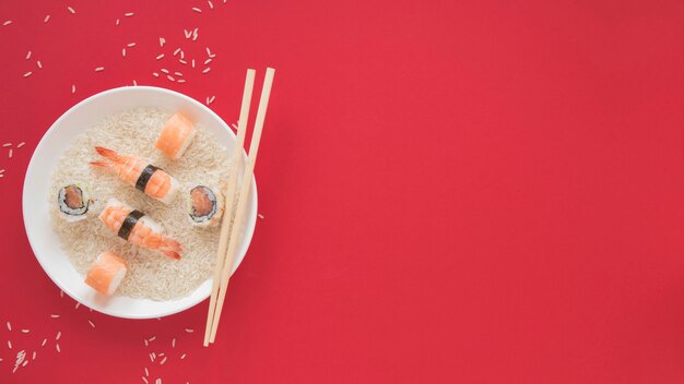 Foto gratuita composición flat lay de sushi con copyspace