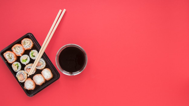 Composición flat lay de sushi con copyspace