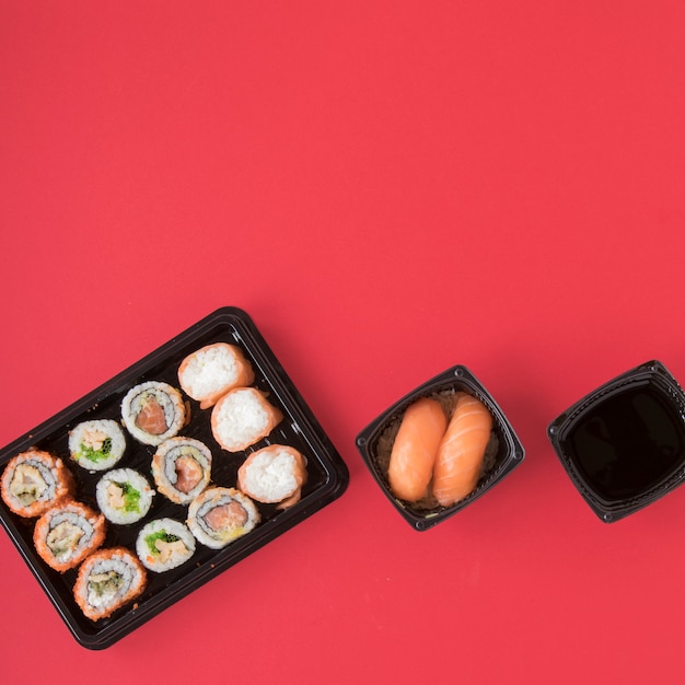 Composición flat lay de sushi con copyspace