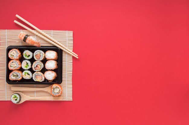 Composición flat lay de sushi con copyspace