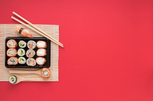 Composición flat lay de sushi con copyspace