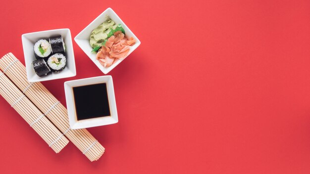 Composición flat lay de sushi con copyspace