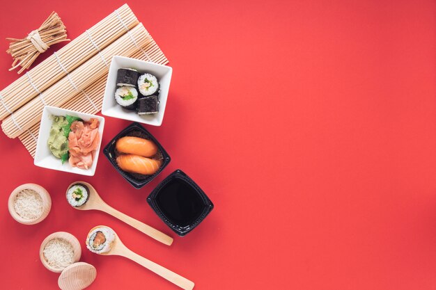 Composición flat lay de sushi con copyspace