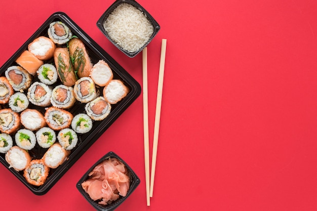 Composición flat lay de sushi con copyspace