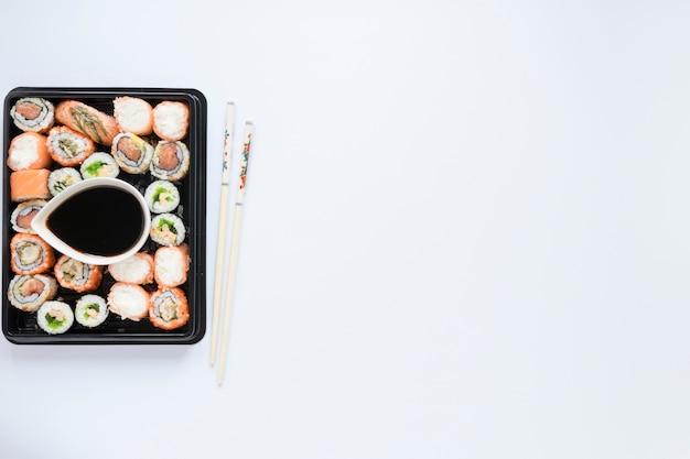 Foto gratuita composición flat lay de sushi con copyspace