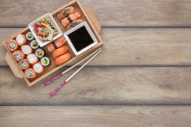 Composición flat lay de sushi con copyspace